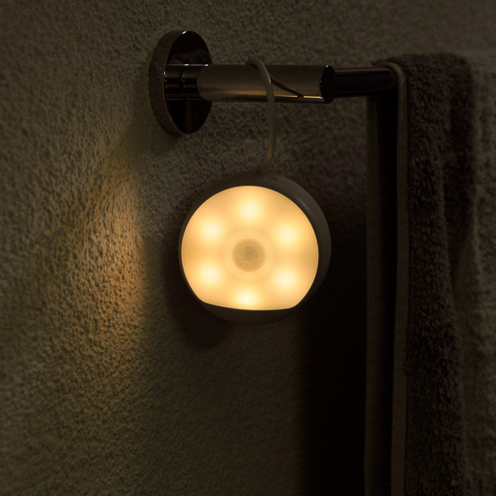Leuchte mit Bewegungssensor eingeschaltet und aufgehängt mit Haken im Badezimmer