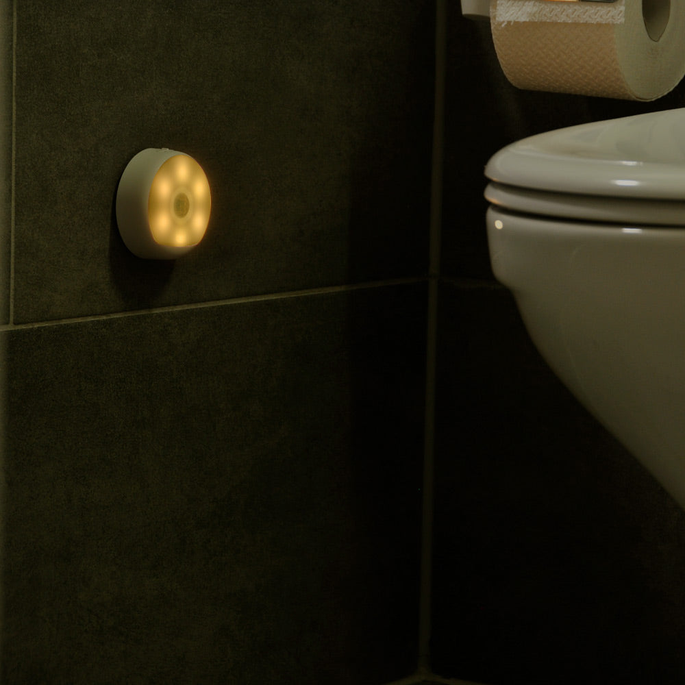 Leuchte mit Bewegungssensor eingeschaltet und angeklebt neben WC